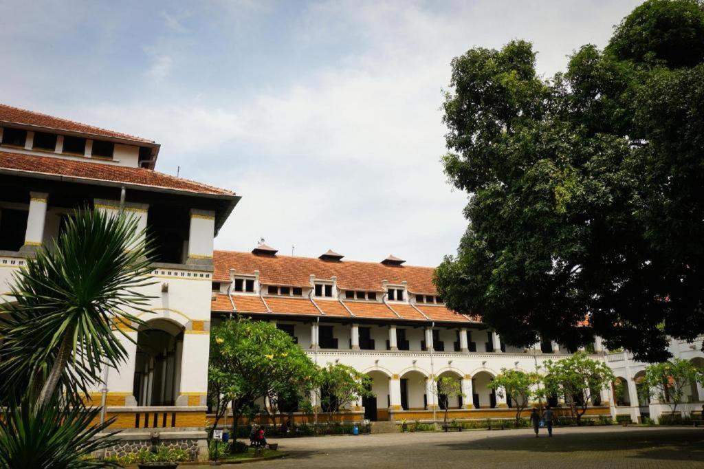 Albergue Reddoorz Syariah Near Lapangan Pancasila Simpang Lima Semarang Exterior foto