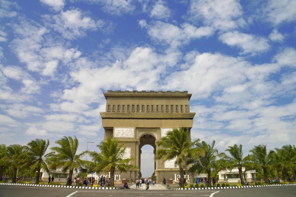 Albergue Reddoorz Syariah Near Lapangan Pancasila Simpang Lima Semarang Exterior foto