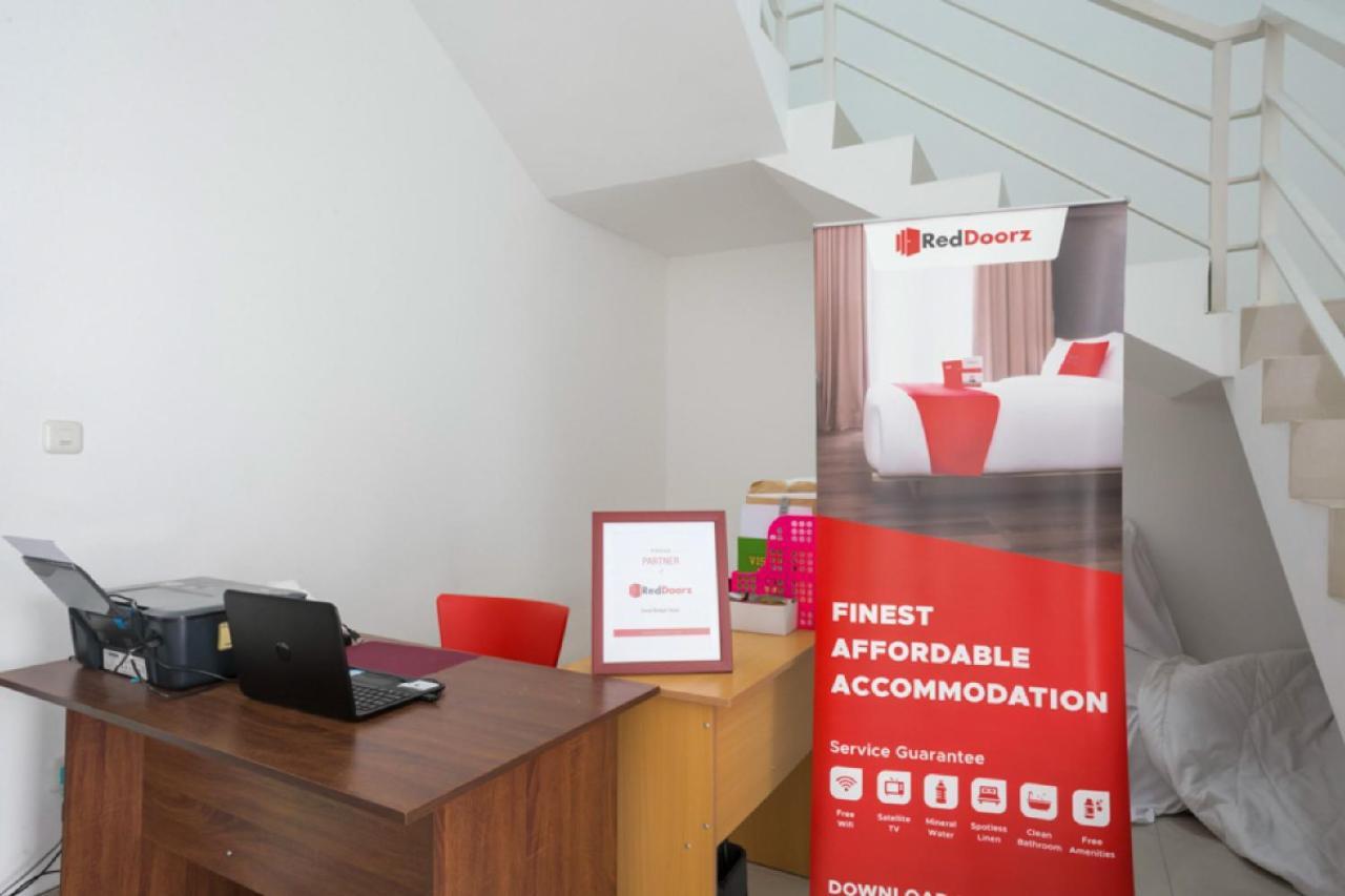 Albergue Reddoorz Syariah Near Lapangan Pancasila Simpang Lima Semarang Exterior foto