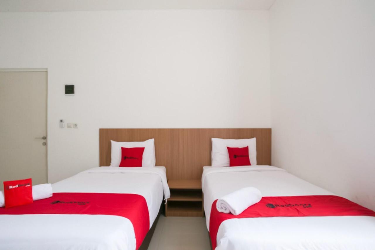 Albergue Reddoorz Syariah Near Lapangan Pancasila Simpang Lima Semarang Exterior foto